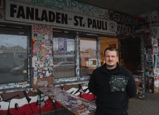 Zwischen Vertrauen und Strafrecht Sozialarbeiter Julian Einfeldt steht vor dem Fanladen St. Pauli.