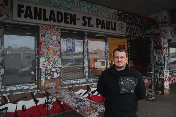 Sozialarbeiter Julian Einfeldt steht vor dem Fanladen St. Pauli.