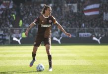 Irvine äußert sich zum Konflikt mit St. Pauli Jackson Irvine steht im St. Pauli Trickot auf dem Fußballplatz.