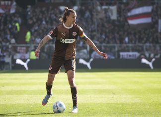 Irvine äußert sich zum Konflikt mit St. Pauli Jackson Irvine steht im St. Pauli Trickot auf dem Fußballplatz.