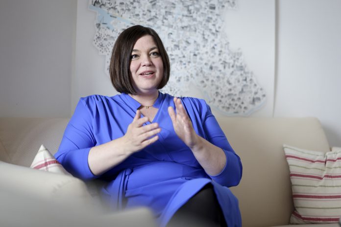 Katharina Fegebank Hamburgs Zweite Bürgermeisterin Katharina Fegebank gibt ein Interview. Sie unterstützt den Vorschlag der Grünenfraktion zum Gesellschaftsjahr an Stelle einer Wehrpflicht.