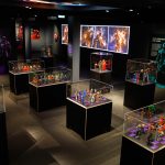 Superhelden-Ausstellung im Archäologischen Museum Ausstellungsstücke in Vitrinen im Ärchaologischen Museum in Harburg. Dort sind nun Superheld*innen zu sehen.