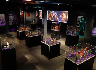 Superhelden-Ausstellung im Archäologischen Museum Ausstellungsstücke in Vitrinen im Ärchaologischen Museum in Harburg. Dort sind nun Superheld*innen zu sehen.