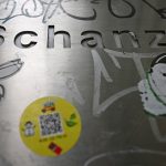 Drogenbestellung per QR-Code: 23-Jähriger in Untersuchungshaft Sticker auf einer Metallwand. So einfach funktioniert Drogenbestellung per QR-Code
