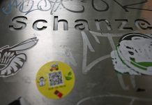 Drogenbestellung per QR-Code: 23-Jähriger in Untersuchungshaft Sticker auf einer Metallwand. So einfach funktioniert Drogenbestellung per QR-Code