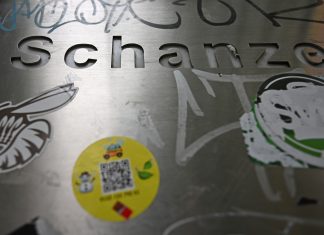 Drogenbestellung per QR-Code: 23-Jähriger in Untersuchungshaft Sticker auf einer Metallwand. So einfach funktioniert Drogenbestellung per QR-Code