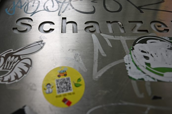 QR-Code für Drogenbestellung Sticker auf einer Metallwand. So einfach funktioniert Drogenbestellung per QR-Code
