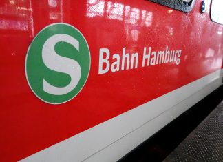 Sperrung der S2: Das müssen Fahrgäste wissen Bild einer roten S-Bahn, auf der Bahn Hamburg steht