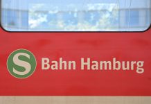 S-Bahn führt S7 vorübergehend ein Der Schriftzug "S-Bahn Hamburg" steht auf einem Zugwagon in der Hamburger Station Sternschanze.
