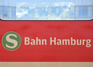 S-Bahn führt S7 vorübergehend ein Der Schriftzug "S-Bahn Hamburg" steht auf einem Zugwagon in der Hamburger Station Sternschanze.