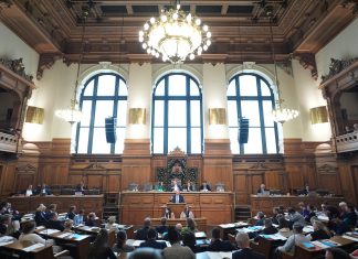 Verfassungsschutz soll Bewerbende für den öffentlichen Dienst prüfen Eine Sitzung der Hamburger Bürgerschaft im Rathaus. Dort wird bald über die neue Prüfmöglichkeit des Verfassungsschutz diskutiert.