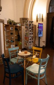 Bunte Stühle stehen im Café.