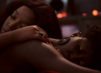 36. Queer Film Festival in Hamburg startet Zu sehen sind zwei aneinander gekuschelte Frauen. Im Fokus sind ihre Hände, an denen sie sich berühren.