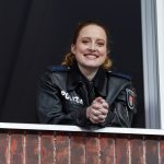 Verkehrsunfall von Wanda Perdelwitz: Ermittlungen wegen fahrlässiger Tötung Die Schauspielerin Wanda Perdelwitz steht in einem Fenster in einem Polizeikostüm. Anfang Oktober starb sie an den Folgen eines Verkehrsunfalls.