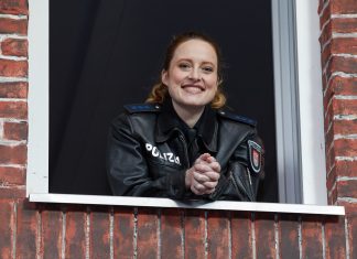 Verkehrsunfall von Wanda Perdelwitz: Ermittlungen wegen fahrlässiger Tötung Die Schauspielerin Wanda Perdelwitz steht in einem Fenster in einem Polizeikostüm. Anfang Oktober starb sie an den Folgen eines Verkehrsunfalls.