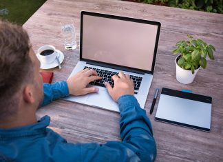 Hamburg hat bundesweit höchste Homeoffice-Quote Ein Mann der am Computer arbeitet, steht symbolisch für die Homeoffice-Quote.