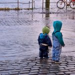 Sturmtief Joshua bringt Unwetter zwei Kinder stehen an einer Pfütze am Hamburger Fischmarkt. Symbolbild. Am freitagabend kann es durch das Sturmtief Joshua in Altona zu einer Sturmflut kommen.