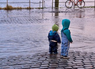 Sturmtief Joshua bringt Unwetter zwei Kinder stehen an einer Pfütze am Hamburger Fischmarkt. Symbolbild. Am freitagabend kann es durch das Sturmtief Joshua in Altona zu einer Sturmflut kommen.
