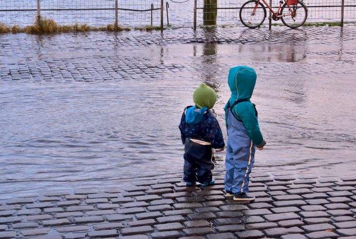 children-4844095_1280 zwei Kinder stehen an einer Pfütze am Hamburger Fischmarkt. Symbolbild. Am freitagabend kann es durch das Sturmtief Joshua in Altona zu einer Sturmflut kommen.