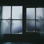 Zombies am Hauptbahnhof: 5 Tipps für Halloween in Hamburg Auf dem Bild ist ein Fenster zu sehen, hinter dem es nebelig ist. Durch den Nebel kann man den Umriss einer Figur erkennen.