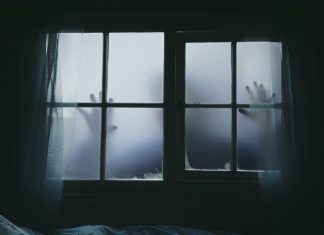 Zombies am Hauptbahnhof: 5 Tipps für Halloween in Hamburg Auf dem Bild ist ein Fenster zu sehen, hinter dem es nebelig ist. Durch den Nebel kann man den Umriss einer Figur erkennen.