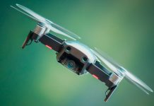 Polizei setzt erstmals Drohnen an Halloween ein Eine Drohne die vor einem grünen Hiintergrund schräg durch die Luft fliegt.