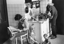 Sonderausstellung “Care! Wenn aus Liebe Arbeit wird” startet Ein Schwarz-Weiß Bild, in dem ein Ehepaar zusehen ist mit ihren Kindern, die als Puppen dargestellt wurden.