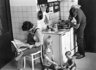 Sonderausstellung “Care! Wenn aus Liebe Arbeit wird” startet Ein Schwarz-Weiß Bild, in dem ein Ehepaar zusehen ist mit ihren Kindern, die als Puppen dargestellt wurden.