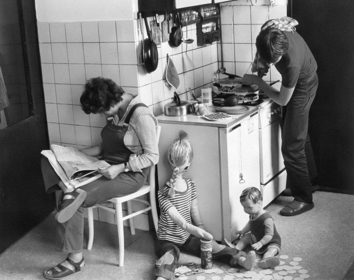Titelbild Ein Schwarz-Weiß Bild, in dem ein Ehepaar zusehen ist mit ihren Kindern, die als Puppen dargestellt wurden.