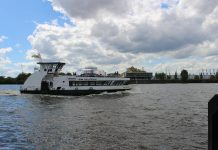 Dockland: Fähranleger für einen Monat gesperrt Ein Bild eine Hamburger Hafenfähre auf der Elbe. Der Anleger Dockland kann nicht mehr angefahren werden.