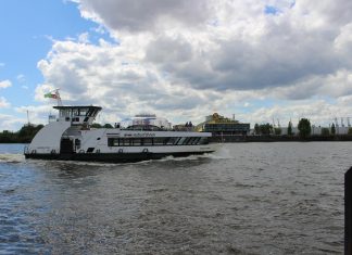 Dockland: Fähranleger für einen Monat gesperrt Ein Bild eine Hamburger Hafenfähre auf der Elbe. Der Anleger Dockland kann nicht mehr angefahren werden.