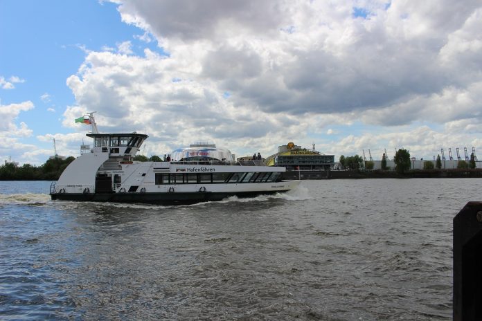 Hafenfähre in Hamburg Ein Bild eine Hamburger Hafenfähre auf der Elbe. Der Anleger Dockland kann nicht mehr angefahren werden.