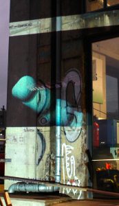 An einer Wand ist eine 3D Animation zu sehen.