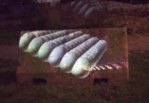 Animationen in Baumkronen Eine 3D-Animation wird während der Veranstaltung anlässlich der Code Week auf einen Stein projiziert.