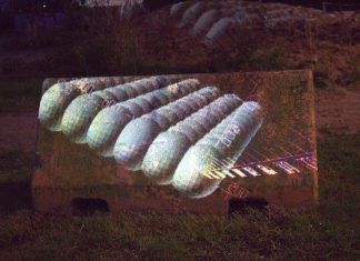 Animationen in Baumkronen Eine 3D-Animation wird während der Veranstaltung anlässlich der Code Week auf einen Stein projiziert.