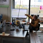 zeigt mit finger auf bildschirm