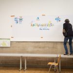 Nachhaltigkeitstag an der HAW Hamburg Auf einer weißen Wand steht der Schriftzug "Nachhaltigkeitstag 2024". Symbolbild aus dem letzten Jahr.