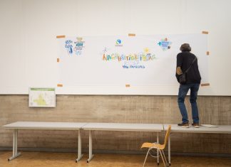 Nachhaltigkeitstag an der HAW Hamburg Auf einer weißen Wand steht der Schriftzug "Nachhaltigkeitstag 2024". Symbolbild aus dem letzten Jahr.