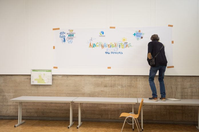 7M308092 Auf einer weißen Wand steht der Schriftzug