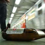 Ab sofort Alkoholkonsumverbot im Bahnhof Altona Auf einem Bahnsteig liegt eine leere Bierflasche. Eine U-Bahn fährt gerade ein. Symbolbild: Alkoholkonsumverbot