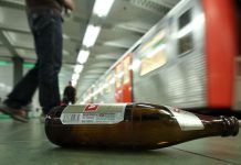 Ab sofort Alkoholkonsumverbot im Bahnhof Altona Auf einem Bahnsteig liegt eine leere Bierflasche. Eine U-Bahn fährt gerade ein. Symbolbild: Alkoholkonsumverbot