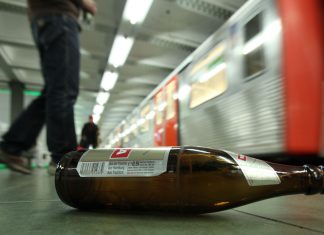 Ab sofort Alkoholkonsumverbot im Bahnhof Altona Auf einem Bahnsteig liegt eine leere Bierflasche. Eine U-Bahn fährt gerade ein. Symbolbild: Alkoholkonsumverbot