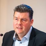 Verhandlungsführer Dressel: Forderung „passt nicht in die Zeit” Hamburgs Finanzsenator Andreas Dressel spricht in ein kleines Mikrofon.