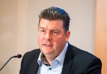 Verhandlungsführer Dressel: Forderung „passt nicht in die Zeit” Hamburgs Finanzsenator Andreas Dressel spricht in ein kleines Mikrofon.