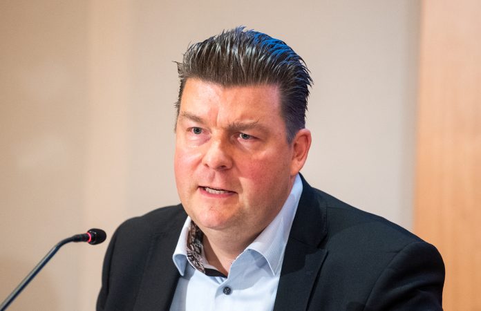 Andreas Dressel (SPD) Hamburgs Finanzsenator Andreas Dressel spricht in ein kleines Mikrofon.