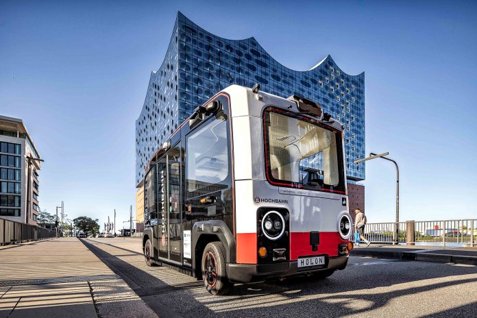 Dieses von Holon zur Verfügung gestellte Foto zeigt den «HOLON urban», ein neues autonom fahrendes Elektro-Shuttle, vor der Elbphilharmonie.