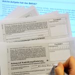 Tausende Studierende warten auf BAföG-Anträge Eine Frau füllt in Hamburg einen Antrag auf Ausbildungsförderung (Bafög) aus.