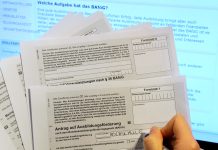 Tausende Studierende warten auf BAföG-Anträge Eine Frau füllt in Hamburg einen Antrag auf Ausbildungsförderung (Bafög) aus.