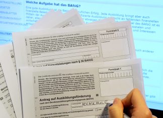 Tausende Studierende warten auf BAföG-Anträge Eine Frau füllt in Hamburg einen Antrag auf Ausbildungsförderung (Bafög) aus.