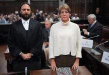 Block-Prozess für drei Wochen unterbrochen Christina Block steht im Gericht neben ihrem Verteidiger Ingo Bott.